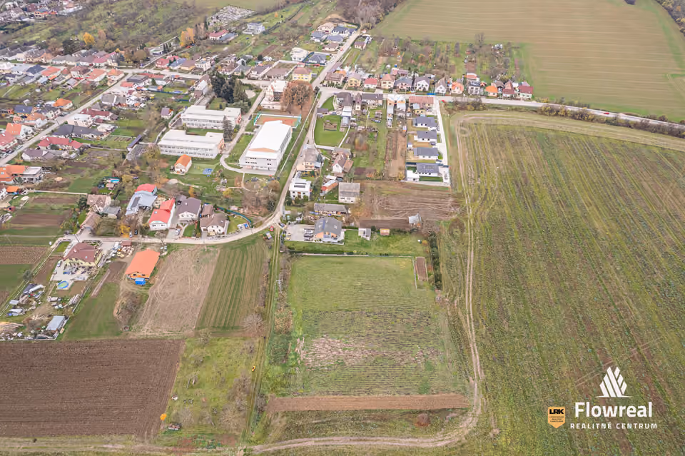 Grundstück 1.189 m², Melčice-Lieskové – Umgebung aus der Drohne
