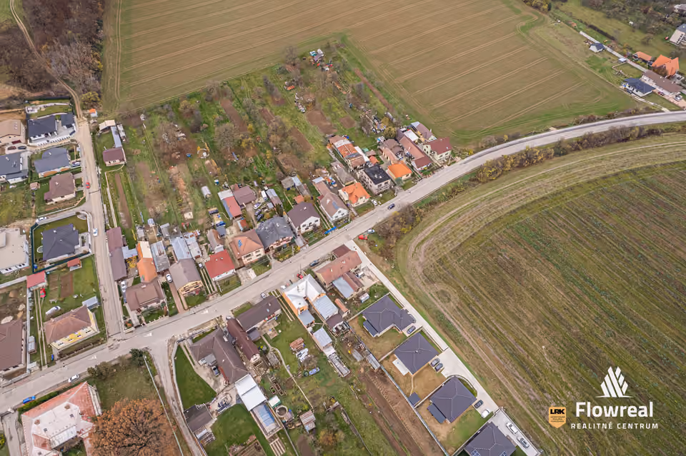 Grundstück 1.189 m², Melčice-Lieskové – Umgebung aus der Drohne