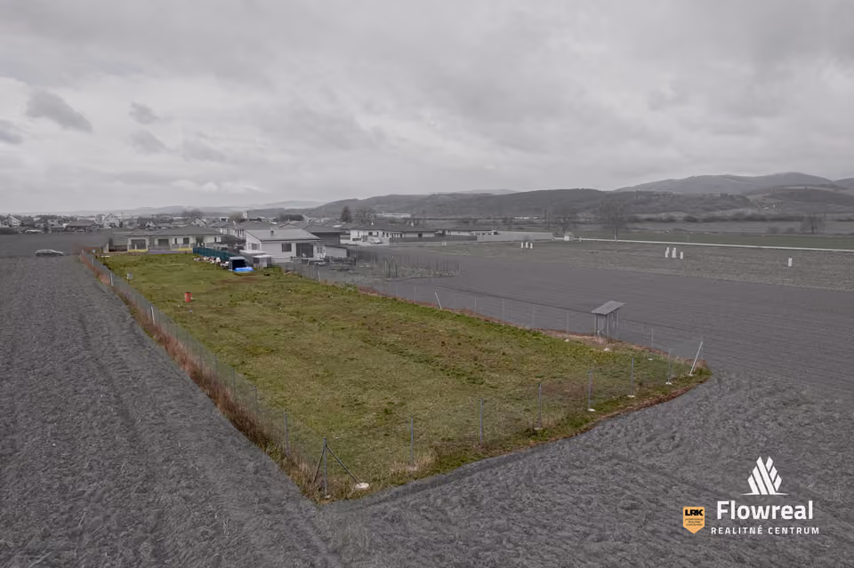Land 2,500 m², Slavnica