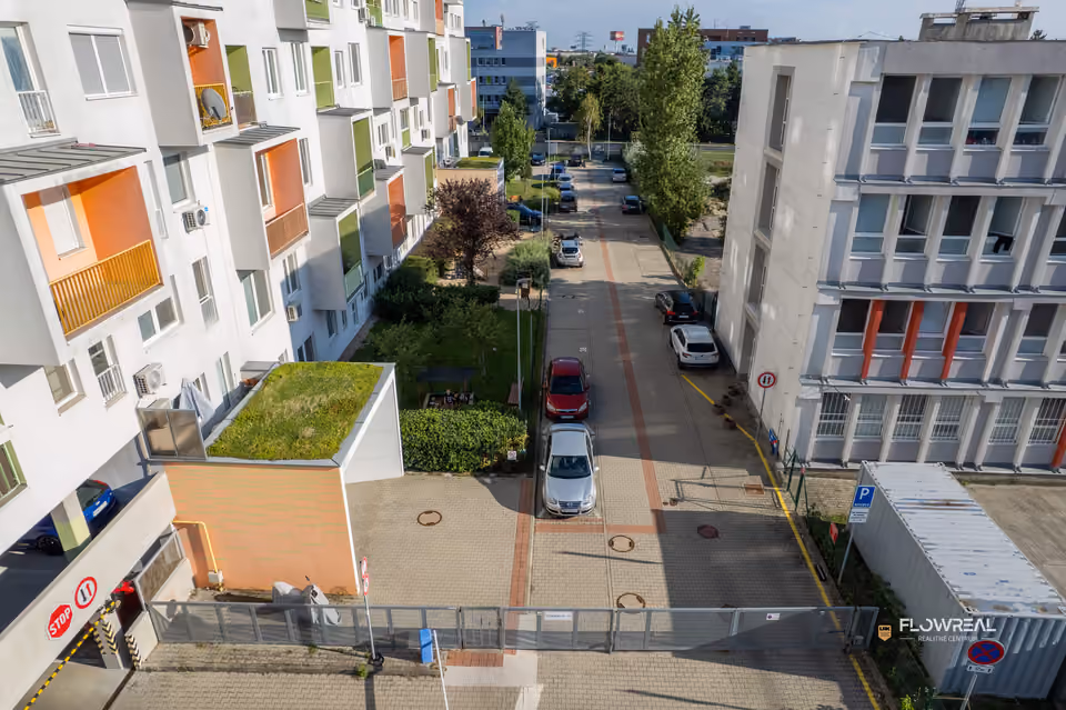 2-Zimmer-Wohnung, Bratislava – Ružinov – Gebäude aus der Drohne