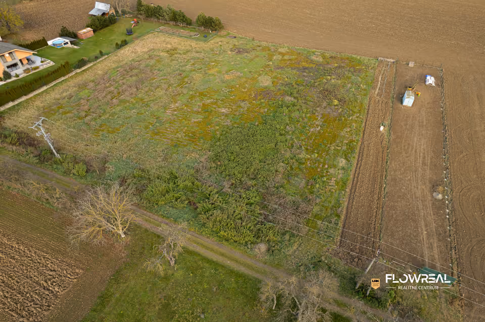 Grundstück 1.210 m², Melčice-Lieskové – Grundstück aus der Drohne