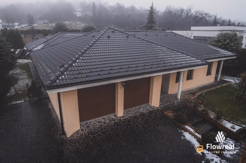 Haus, 5 Zimmer, Nové Mesto nad Váhom – Haus aus der Drohne