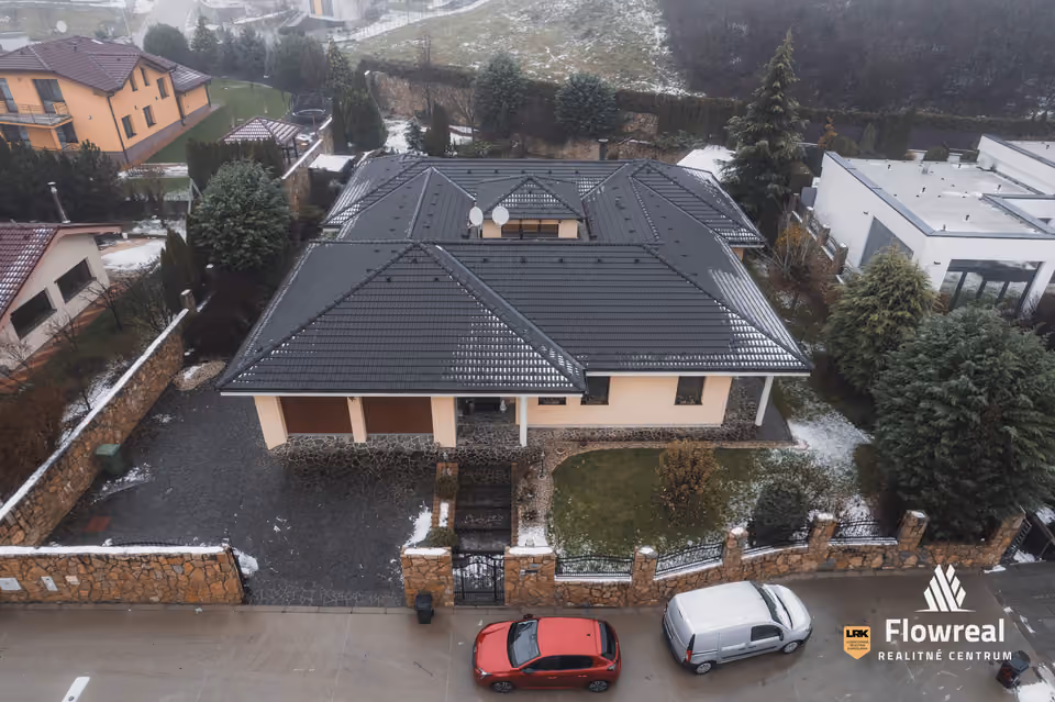 Haus, 5 Zimmer, Nové Mesto nad Váhom – Haus aus der Drohne