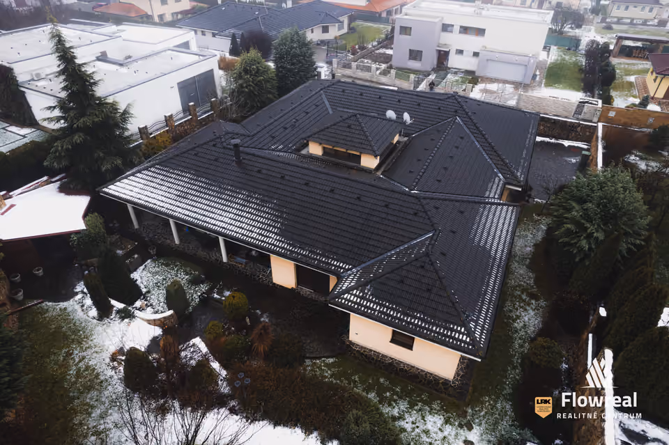 Haus, 5 Zimmer, Nové Mesto nad Váhom – Haus aus der Drohne