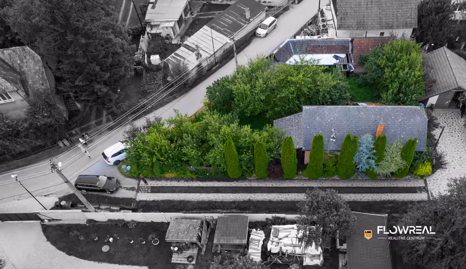 Haus, 2 Zimmer, Košecké Podhradie – Haus aus der Drohne