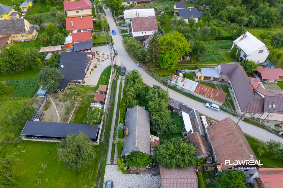 Haus, 2 Zimmer, Košecké Podhradie – Umgebung aus der Drohne