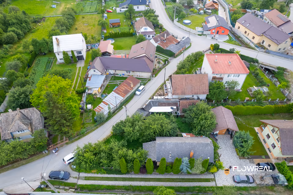 Haus, 2 Zimmer, Košecké Podhradie – Umgebung aus der Drohne