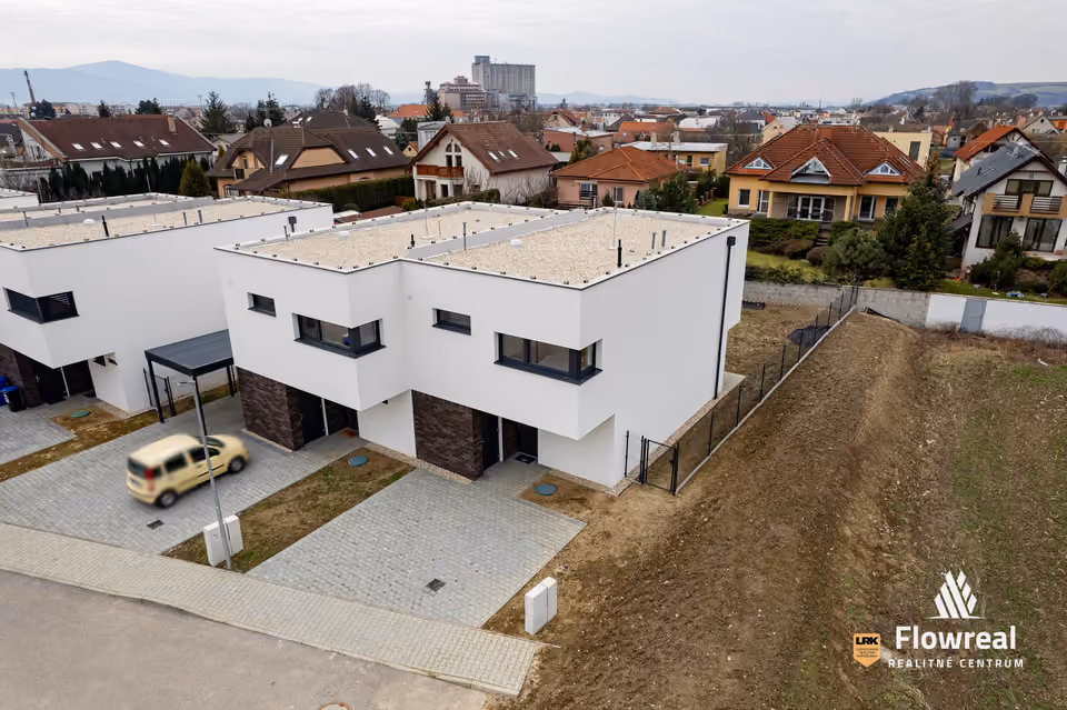 Haus, 4 Zimmer, Trenčín – Zlatovce – Haus aus der Drohne