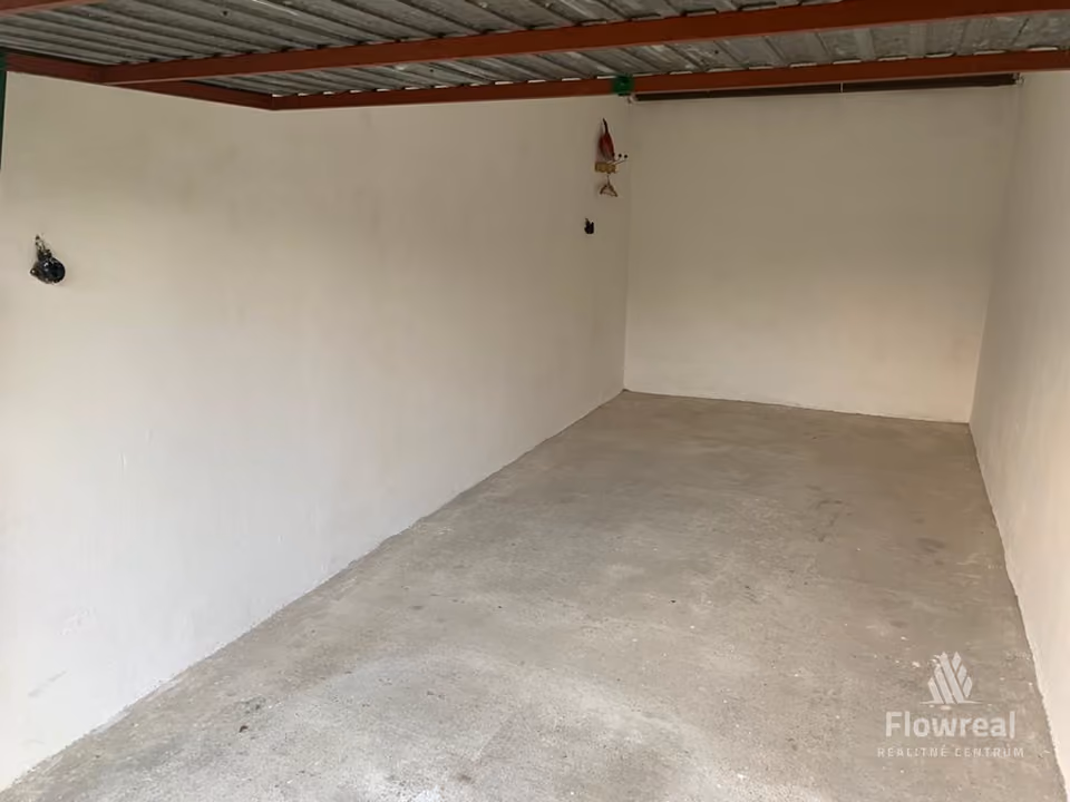 Garage, Trenčín – Noviny – Garage innen