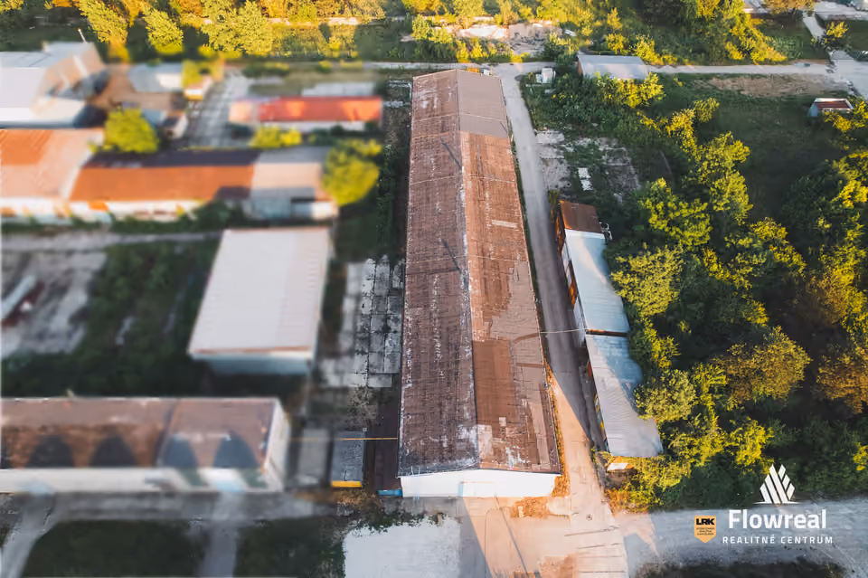 Gewerbe, Dubnica nad Váhom – Halle aus der Drohne